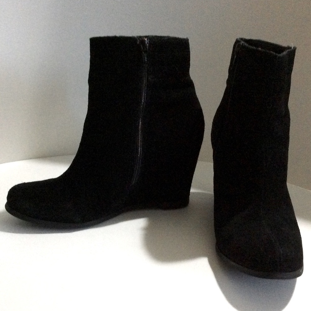 Pegabo ‘Azarie’ suede leather wedge boots